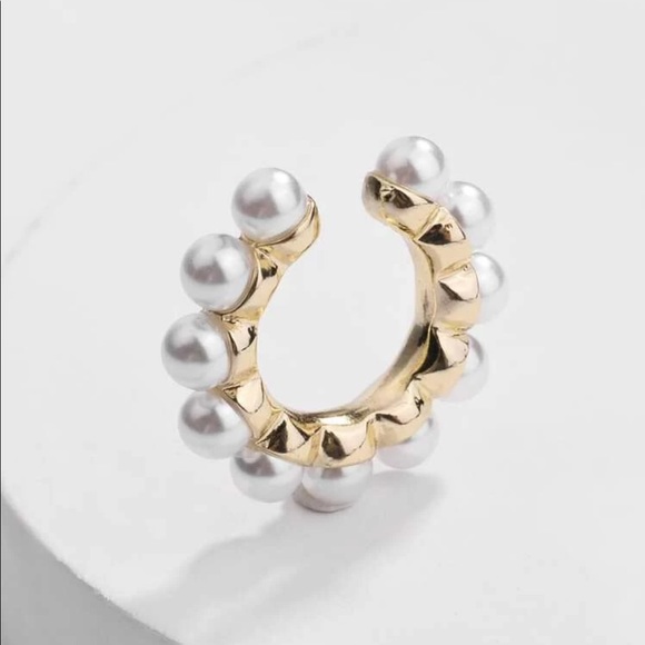 3/$30 💛 Faux Pearl Ear Cuff - Picture 3 of 3